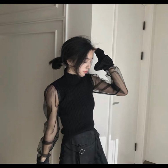 Black top with lace sleeves - Picture 5 of 8